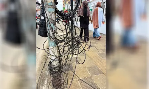 കഴുത്തിൽ കുരുങ്ങും കേബിൾ