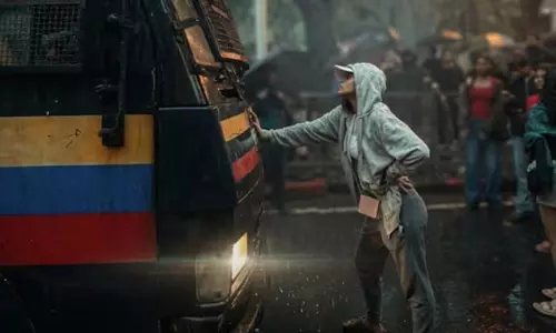 സി.ജെ.പി പ്രതിഷേധത്തിനിടെ പൊലീസ് വാൻ തടഞ്ഞ് വാർത്തകളിൽ നിറഞ്ഞ പെൺകുട്ടി; സൈബർ അധിക്ഷേപത്തിനെതിരെ പരാതി നൽകി റിയാ യാദവ്