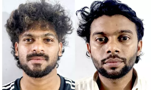 റെയിൽവേ ജീവനക്കാരനെ മർദിച്ച കേസിൽ ചാവക്കാട് സ്വദേശിയടക്കം രണ്ടുപേർ പിടിയിൽ