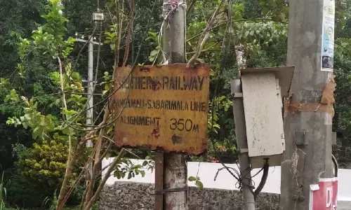 പാളം തെറ്റിയ ചൂളം വിളി; ദുരിതക്കയത്തിൽ 2,125 ഭൂവുടമകൾ പാളം തെറ്റിയ ചൂളം വിളി; ദുരിതക്കയത്തിൽ 2,125 ഭൂവുടമകൾ