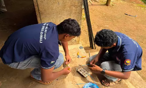 ആദിവാസി കുടുംബത്തിന് വെളിച്ചമെത്തിച്ച് വിദ്യാർഥികൾ ആദിവാസി കുടുംബത്തിന് വെളിച്ചമെത്തിച്ച് വിദ്യാർഥികൾ