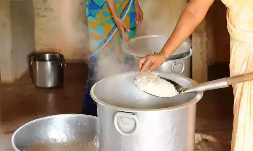 ശമ്പളമില്ലായ്മയിൽ വലഞ്ഞ് സ്കൂൾ പാചക തൊഴിലാളികൾ ശമ്പളമില്ലായ്മയിൽ വലഞ്ഞ് സ്കൂൾ പാചക തൊഴിലാളികൾ