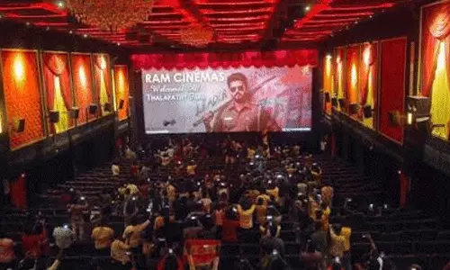 എ സർട്ടിഫിക്കറ്റ് ലംഘിച്ച് കുട്ടികളുമായെത്തി; ചെന്നൈയിൽ വിജയിയുടെ ജന നായകൻ ഷോകൾ തടസ്സപ്പെട്ടു എ സർട്ടിഫിക്കറ്റ് ലംഘിച്ച് കുട്ടികളുമായെത്തി; ചെന്നൈയിൽ വിജയിയുടെ ജന നായകൻ ഷോകൾ തടസ്സപ്പെട്ടു