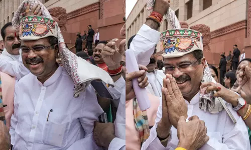 തോറ്റിട്ടും താരപരിവേഷം; പാർലമെന്റിൽ ധർമേന്ദ്ര പ്രധാന് ഹാരമണിയിച്ച് സ്വീകരണം നൽകി എൻ.ഡി.എ നേതാക്കൾ -വിഡിയോ