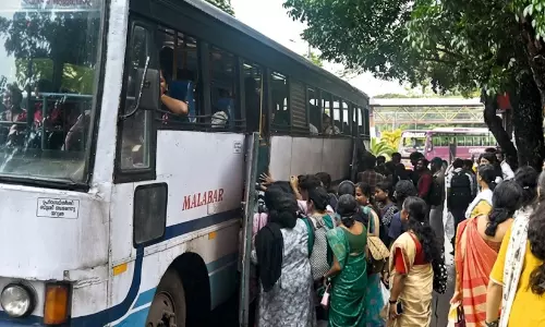 പ്രിയദർശിനി ബസിൽ നിന്നും തെറിച്ച് വീണ് വിദ്യാർഥിനിക്ക് പരിക്ക്