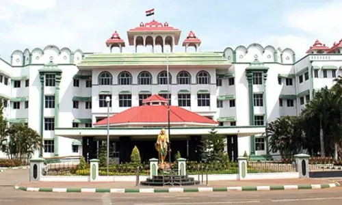 വിജയ് സർക്കാറിന് തിരിച്ചടി: കരൂർ ദുരന്തത്തിൽ മരിച്ചവരുടെ ആശ്രിതർക്ക് സർക്കാർ ജോലി നൽകാനാകില്ല; ഉത്തരവ് റദ്ദാക്കി ഹൈകോടതി