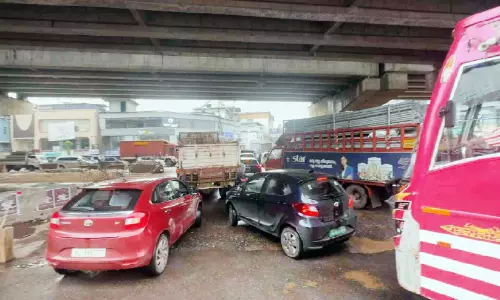 മു​ന്ന​റി​യി​പ്പി​ല്ലാ​തെ സ​ർ​വി​സ് റോ​ഡ് അ​ട​ച്ചു;ഗ​താ​ഗ​ത കു​രു​ക്കി​ൽ വീ​ർ​പ്പു​മു​ട്ടി വടകര