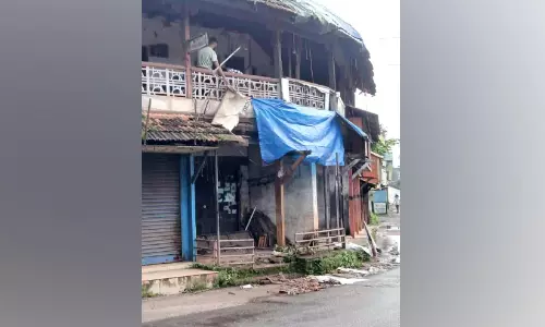 കെ​ട്ടി​ട​ങ്ങ​ൾ​ക്ക്​ പ​ഴ​ക്കം ദു​ര​ന്തം​കാ​ത്ത്​ നീ​ലേ​ശ്വ​രം ന​ഗ​രം