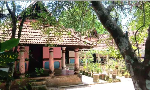ഇരയിമ്മൻ തമ്പിയുടെ ജന്മഗൃഹം; ജീർണിച്ച് വീഴാറായ നിലയിൽ ഇരയിമ്മൻ തമ്പിയുടെ ജന്മഗൃഹം; ജീർണിച്ച് വീഴാറായ നിലയിൽ