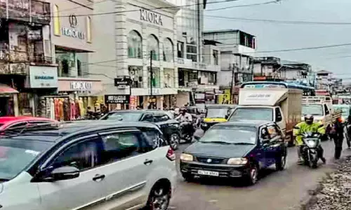 പട്ടാമ്പിയിലെ ഗതാഗതക്കുരുക്ക്;  സ്വകാര്യ ബസുകൾ   പണിമുടക്ക് തുടങ്ങി