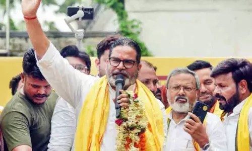 പ്രശാന്ത് കിഷോർ വോട്ടുതേടുമ്പോൾ