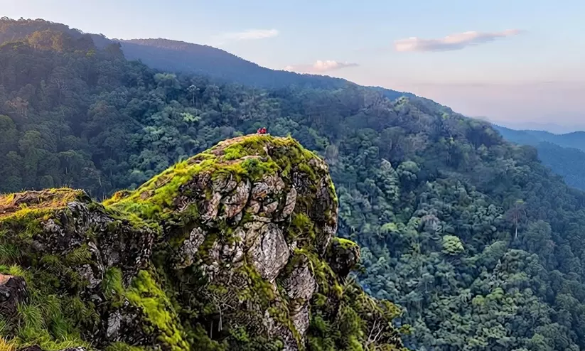 ആകാശത്തുനിന്ന് ചിറകുവിരിച്ചൊരു കൂറ്റൻ പരുന്ത്; മായക്കാഴ്ച് നിറഞ്ഞ പരുന്തുംപാറയിലേക്ക് ഒരു യാത്ര ആകാശത്തുനിന്ന് ചിറകുവിരിച്ചൊരു കൂറ്റൻ പരുന്ത്; മായക്കാഴ്ച് നിറഞ്ഞ പരുന്തുംപാറയിലേക്ക് ഒരു യാത്ര