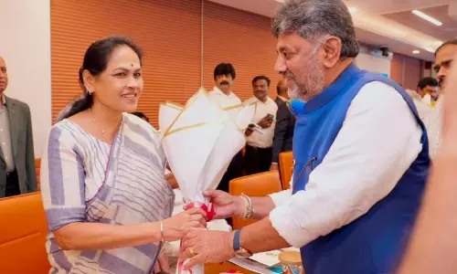 Union Minister Shobha Karandlaje receives Karnataka Chief Minister D.K. Shivakumar