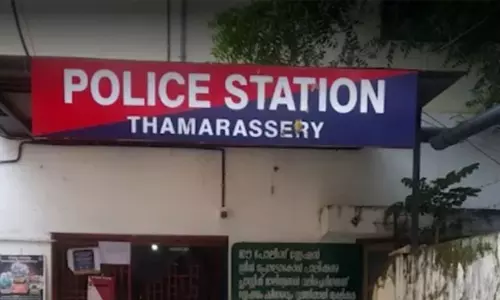 രാത്രി പെൺകുട്ടിയുടെ റൂമിൽ അതിക്രമിച്ചു കയറിയ യുവാവിനെ വീട്ടുകാർ പൂട്ടിയിട്ടു; ഫോൺ വിളിച്ച് വരുത്തിയ ആറംഗസംഘം വീട്ടുകാരെ മർദിച്ച് യുവാവിനെ കൊണ്ടുപോയി രാത്രി പെൺകുട്ടിയുടെ റൂമിൽ അതിക്രമിച്ചു കയറിയ യുവാവിനെ വീട്ടുകാർ പൂട്ടിയിട്ടു; ഫോൺ വിളിച്ച് വരുത്തിയ ആറംഗസംഘം വീട്ടുകാരെ മർദിച്ച് യുവാവിനെ കൊണ്ടുപോയി