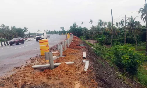 അധികാരികളേ കണ്ണ് തുറക്കൂ: സർവിസ് റോഡില്ല; മതിലകം കനോലി തീരത്തെ ജനത്തിന് തീരാദുരിതം അധികാരികളേ കണ്ണ് തുറക്കൂ: സർവിസ് റോഡില്ല; മതിലകം കനോലി തീരത്തെ ജനത്തിന് തീരാദുരിതം