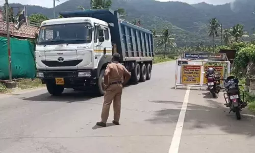 കേരളത്തിലെ നിർമാണ മേഖല സ്തംഭിക്കും; തമിഴ്നാട്ടിൽനിന്ന് പാറ ഉൽപന്നങ്ങൾക്ക് വിലക്ക് കേരളത്തിലെ നിർമാണ മേഖല സ്തംഭിക്കും; തമിഴ്നാട്ടിൽനിന്ന് പാറ ഉൽപന്നങ്ങൾക്ക് വിലക്ക്