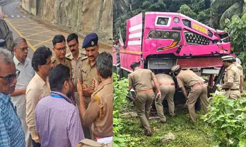 കുറ്റിപ്പുറം ബസ് അപകടം; ബസിന്റെ അമിതവേഗവും റോഡിന്റെ അശാസ്ത്രീയതയുമാണ് അപകട കാരണം കുറ്റിപ്പുറം ബസ് അപകടം; ബസിന്റെ അമിതവേഗവും റോഡിന്റെ അശാസ്ത്രീയതയുമാണ് അപകട കാരണം