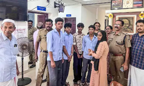 വിദ്യാർഥികളുടെ സത്യസന്ധത; നഷ്ടപ്പെട്ട ആഭരണം ഉടമക്ക് തിരികെ നൽകി