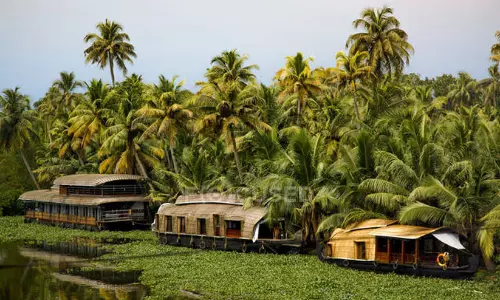 വേമ്പനാട് കായൽ കൈയടക്കി ഹൗസ് ബോട്ടുകൾ; അനധികൃത സർവിസുകൾ ഏറെ