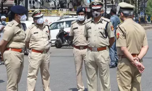 സർക്കസ് അഭ്യാസം പിഴച്ചു; പറമ്പിൽ ജീവനോടെ കുഴിച്ചിട്ട യുവാവ് ശ്വാസം മുട്ടി മരിച്ചു സർക്കസ് അഭ്യാസം പിഴച്ചു; പറമ്പിൽ ജീവനോടെ കുഴിച്ചിട്ട യുവാവ് ശ്വാസം മുട്ടി മരിച്ചു