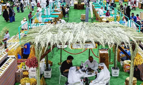 സൂഖ് വാഖിഫ് പ്രാദേശിക ഈത്തപ്പഴ മേളയിൽ ജനത്തിരക്കേറുന്നു