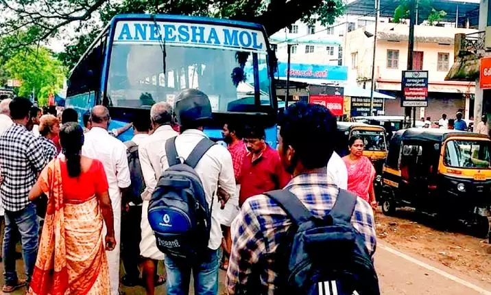 മദ്യപിച്ച് വാഹനമോടിച്ച സ്വകാര്യ ബസ് ഡ്രൈവർ പിടിയിൽ മദ്യപിച്ച് വാഹനമോടിച്ച സ്വകാര്യ ബസ് ഡ്രൈവർ പിടിയിൽ