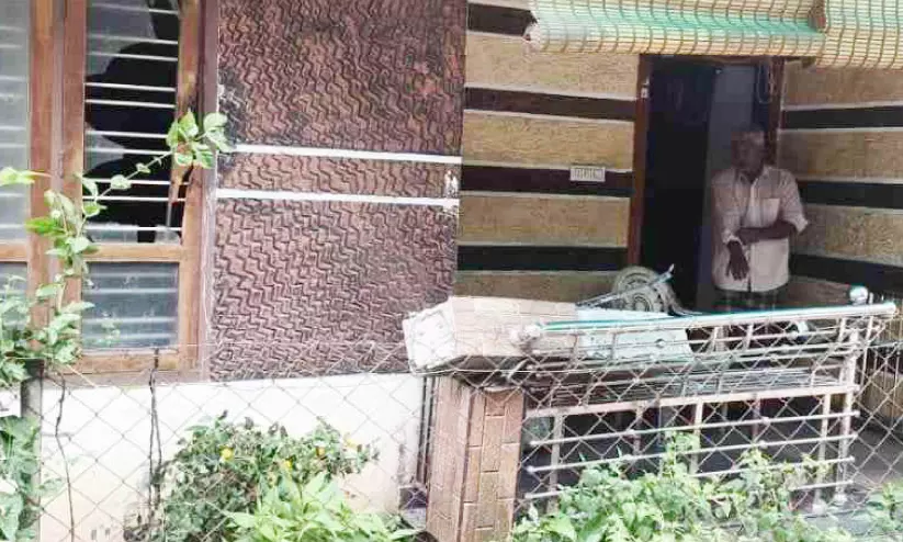ട്രെയിലറിന്റെ പിൻചക്രം ഊരിത്തെറിച്ചു; വീടിനുള്ളിൽ പതിച്ച് കുഞ്ഞിന് പരിക്ക് ട്രെയിലറിന്റെ പിൻചക്രം ഊരിത്തെറിച്ചു; വീടിനുള്ളിൽ പതിച്ച് കുഞ്ഞിന് പരിക്ക്