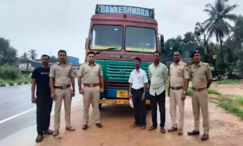 കേ​ര​ള​ത്തി​ലേ​ക്ക് ക​ട​ത്തി​യ അ​ന്ന ഭാ​ഗ്യ അ​രി പി​ടി​കൂ​ടി