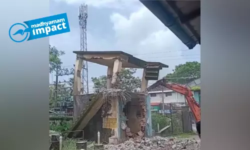 നെ​ടു​വ സി.​എ​ച്ച്.​സി​യി​ലെ അ​പ​ക​ട ഭീ​ഷ​ണി​യാ​യ വാ​ട്ട​ർ ടാ​ങ്ക് കെ​ട്ടി​ടം പൊ​ളി​ച്ചു​നീ​ക്കി