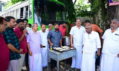 പ്രിയദർശിനി സർവിസ്; ബസിന് മുന്നിൽ ദോശ ചുട്ട് ഉടമകൾ പ്രിയദർശിനി സർവിസ്; ബസിന് മുന്നിൽ ദോശ ചുട്ട് ഉടമകൾ