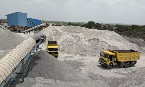 നിർമാണ മേഖല സ്തംഭനാവസ്ഥയിലേക്ക്; പ്രവേശന വിലക്കിൽ വലഞ്ഞ് കേരളം നിർമാണ മേഖല സ്തംഭനാവസ്ഥയിലേക്ക്; പ്രവേശന വിലക്കിൽ വലഞ്ഞ് കേരളം