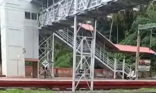 പോയിട്ട് ഇച്ചിരി തിരക്ക് ഉണ്ട് , കുറ്റിപ്പുറം റെയില്‍വേ സ്റ്റേഷൻ പ്ലാറ്റ്‌ഫോമിലൂടെ സ്‌കൂട്ടറോടിച്ചയാൾക്ക് പണി കിട്ടി