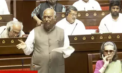 അമിത് ഷായുടെ വായ തുന്നിക്കെട്ടിയോ?; പാർലമെന്റിൽ ചോദ്യവുമായി ഖാർഗെ, അൺപാർലമെന്ററിയെന്ന് ജെ.പി നദ്ദ അമിത് ഷായുടെ വായ തുന്നിക്കെട്ടിയോ?; പാർലമെന്റിൽ ചോദ്യവുമായി ഖാർഗെ, അൺപാർലമെന്ററിയെന്ന് ജെ.പി നദ്ദ