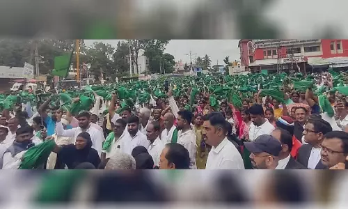 കാവേരി; പ്രക്ഷോഭം ശക്തം, നദിയിൽനിന്ന് തമിഴ്‌നാടിന് വെള്ളം വിട്ടുകൊടുക്കരുതെന്ന് പ്രതിഷേധക്കാർ