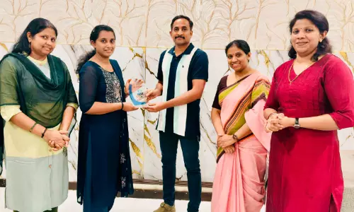 വിമാനയാത്രയില് സഹയാത്രികക്ക് കരുതല് ഒരുക്കിയ പൂജയെ ആദരിച്ചു വിമാനയാത്രയില് സഹയാത്രികക്ക് കരുതല് ഒരുക്കിയ പൂജയെ ആദരിച്ചു