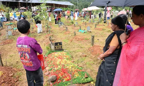 അവർ പറഞ്ഞു, ഞങ്ങൾക്ക് നിങ്ങൾ മരിച്ചിട്ടില്ലല്ലോ... ദു:ഖഓർമകളുമായി മുണ്ടക്കൈ ഉരുൾദുരന്തവാർഷികം അവർ പറഞ്ഞു, ഞങ്ങൾക്ക് നിങ്ങൾ മരിച്ചിട്ടില്ലല്ലോ... ദു:ഖഓർമകളുമായി മുണ്ടക്കൈ ഉരുൾദുരന്തവാർഷികം