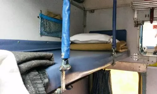 അപരിചിതരായ രണ്ടുപേർക്ക് ഒരുതലയണയും ഒരു പുതപ്പും; റെയിൽവേക്ക് 25,000 പിഴയിട്ട് ഉപഭോക്തൃ കമ്മിഷൻ