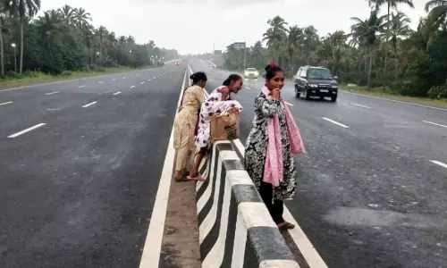 പാത ദുരിതം; ദേശീയപാതയാൽ ഒറ്റപ്പെട്ട് നടുവിൽക്കര നിവാസികൾ പാത ദുരിതം; ദേശീയപാതയാൽ ഒറ്റപ്പെട്ട് നടുവിൽക്കര നിവാസികൾ