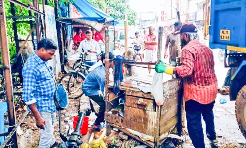 അനധികൃത പെട്ടിക്കടകൾ പൊളിച്ചുനീക്കി മൂവാറ്റുപുഴ നഗരസഭ