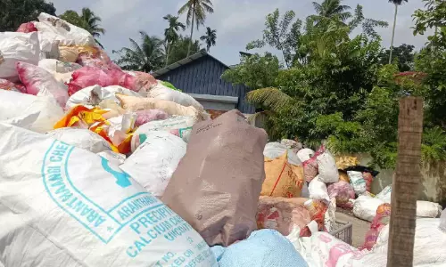 പ്ലാസ്റ്റിക് ശേഖരണ കേന്ദ്രത്തിൽ മാലിന്യം കുന്നുകൂടുന്നു; പ്രതിഷേധവുമായി പരിസരവാസികൾ