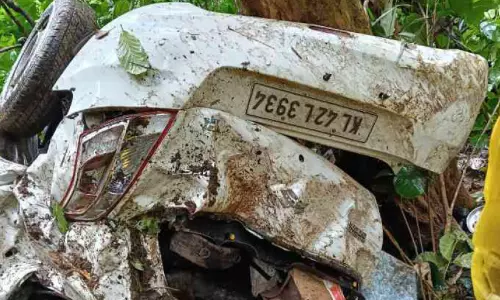 കാർ പെരിയാറ്റിലേക്ക് മറിഞ്ഞ് നാലുപേർക്ക് പരിക്ക്