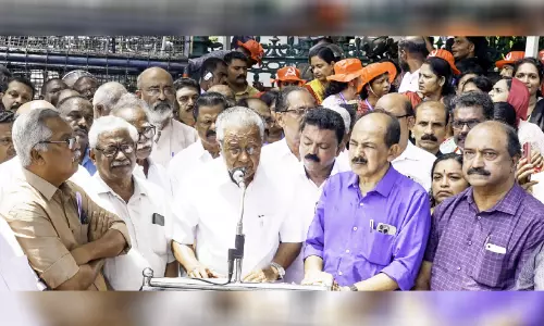 തദ്ദേശ സ്ഥാപനങ്ങൾക്ക് ഫണ്ട് അനുവദിക്കൽ മുഖ്യമന്ത്രിയുടെ വാദം വസ്തുതാവിരുദ്ധം -പിണറായി വിജയൻ