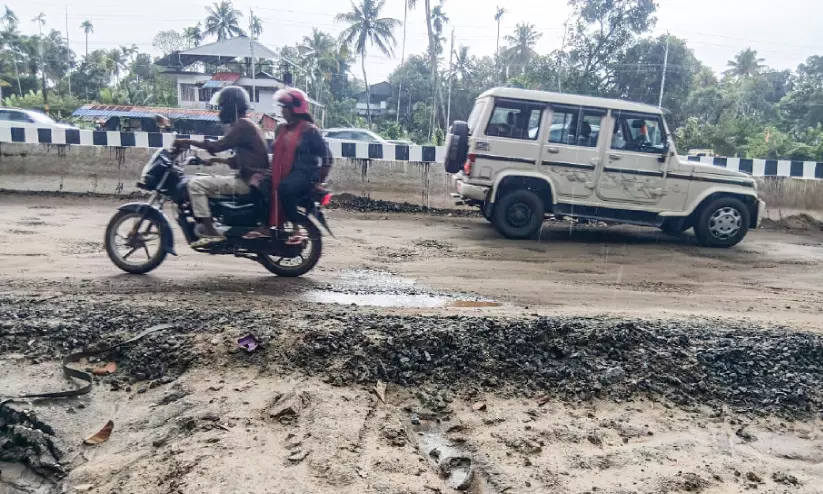 പാതകമാണീ ദേശീയപാത ചെയ്യുന്നത്...; നാടിനെ രണ്ടായി പകുത്തൊരു പാത, വികസന കുതിപ്പിൽ വഴിമുട്ടി ജീവിതങ്ങൾ പാതകമാണീ ദേശീയപാത ചെയ്യുന്നത്...; നാടിനെ രണ്ടായി പകുത്തൊരു പാത, വികസന കുതിപ്പിൽ വഴിമുട്ടി ജീവിതങ്ങൾ