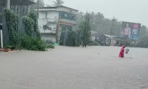 ഈങ്ങാപ്പുഴ ടൗൺ വെള്ളത്തിൽ മുങ്ങി; താമരശ്ശേരി ചുരത്തിൽ ഗതാഗത നിയന്ത്രണം, അത്യാവശ്യ വാഹനങ്ങൾക്ക് മാത്രം അനുമതി