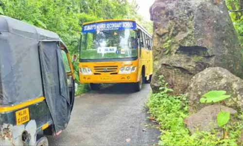 വാഹനങ്ങൾക്ക് ഭീഷണിയായി റോഡരികിലെ കൂറ്റൻ പാറ