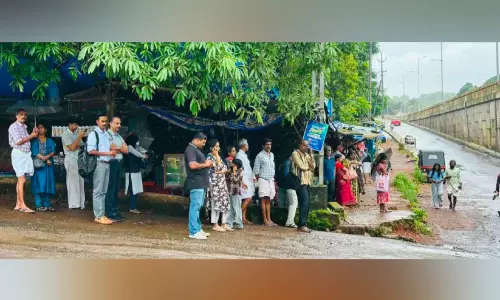 കണ്ണൂർ ഗവ. മെഡിക്കൽ കോളജ് ആശുപത്രിയിലെത്തുന്നവരെ എത്ര നാൾ ഇങ്ങനെ മഴയത്ത് നിർത്തും?