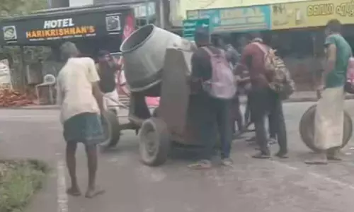 ഓട്ടത്തിനിടയിൽ കോൺക്രീറ്റ് മിക്സർ മെഷീന്റെ ടയർ ഊരിപ്പോയി; അപകടം ഒഴിവായി