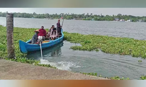 അരൂർ-കുമ്പളങ്ങി കടത്ത് കടവിൽ ബോട്ട് സർവിസ് പുനരാരംഭിച്ചില്ല