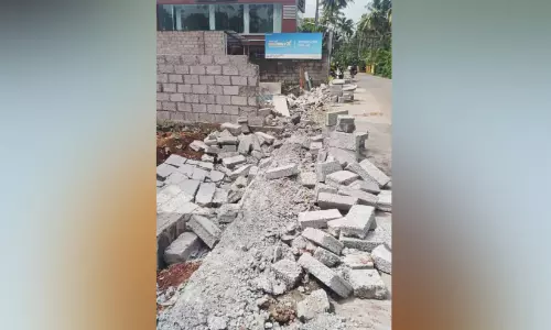 റോഡ് കൈയേറി നിർമിച്ച മതിൽ പൊതുമരാമത്ത് വകുപ്പ് പൊളിച്ചുനീക്കി റോഡ് കൈയേറി നിർമിച്ച മതിൽ പൊതുമരാമത്ത് വകുപ്പ് പൊളിച്ചുനീക്കി