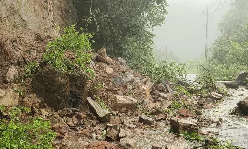 പാൽച്ചുരത്തിൽ മണ്ണിടിഞ്ഞു; കൊട്ടിയൂർ-മാനന്തവാടി പാതയിൽ ഗതാഗതം തടസ്സപ്പെട്ടു